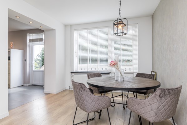 Foto - Te koop: Instapklare gemoderniseerde twee- onder- één kap woning uit 1969 met 144m2 wonen op een perceel van 391 m2 met een energielabel A in Simpelveld